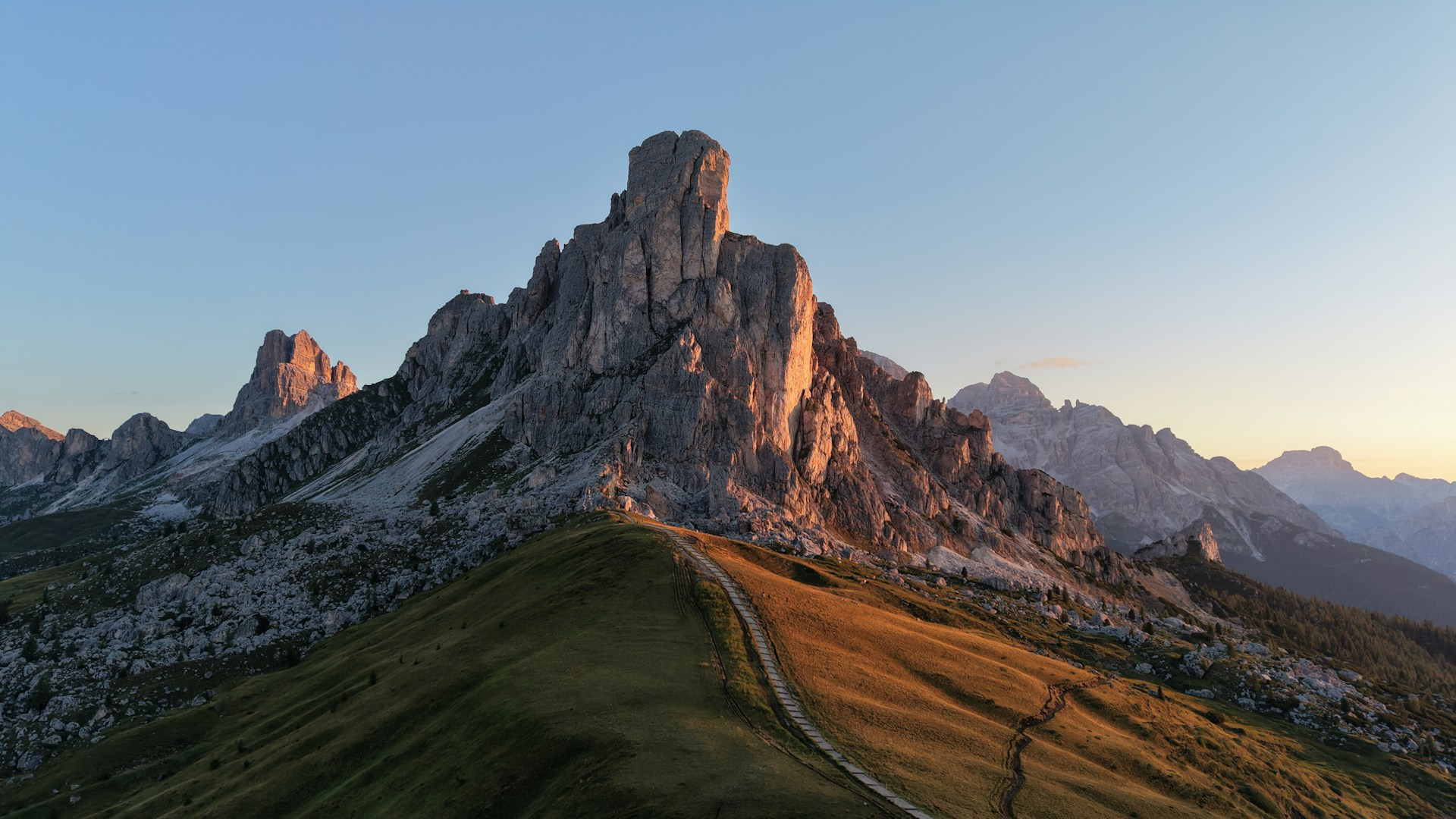 Photo : refuge de montagne au crépuscule