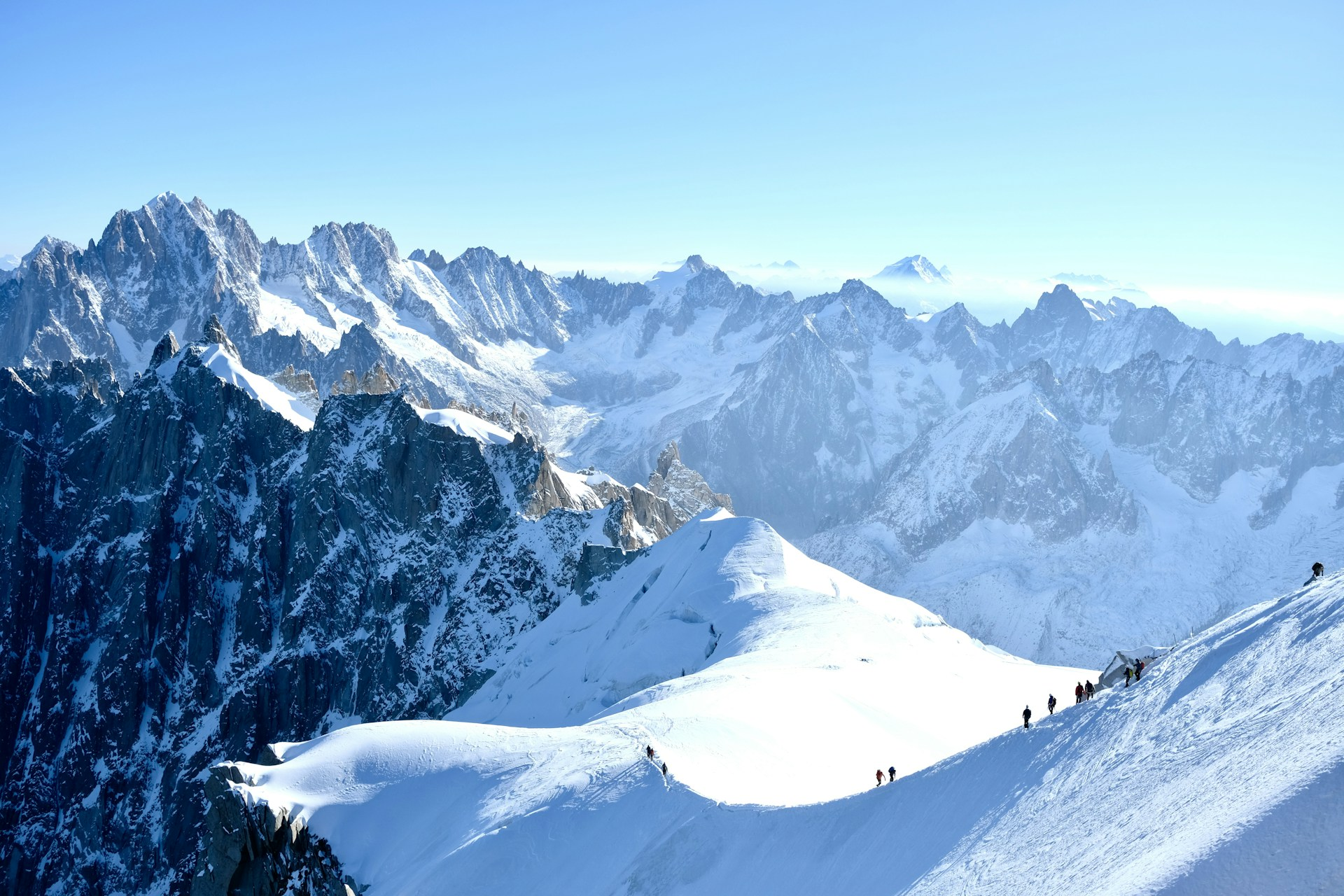 Photo : randonneurs sur une arête enneigée en haute montagne